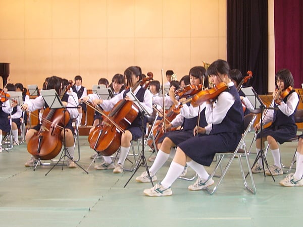 音楽コース選抜生徒による独唱・独奏や、音楽部員による混声