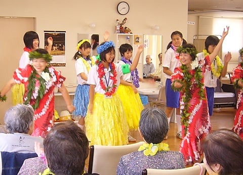 呉羽中学2年生の女の子たちも一緒にフラダンス♪