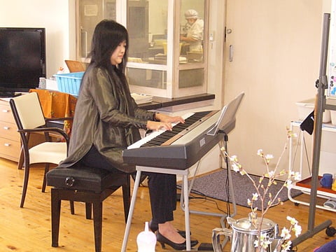 福井るりさん。電子ピアノで演奏。