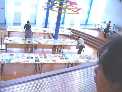 （2012.6.8撮影）大島絵本館フロアにて。