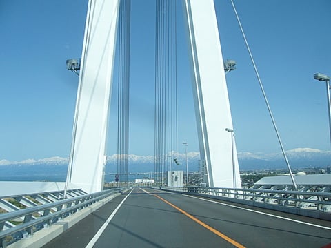 帰りの車中で撮影♪青い空、海、新湊大橋、遠くに立山連峰がきれいです