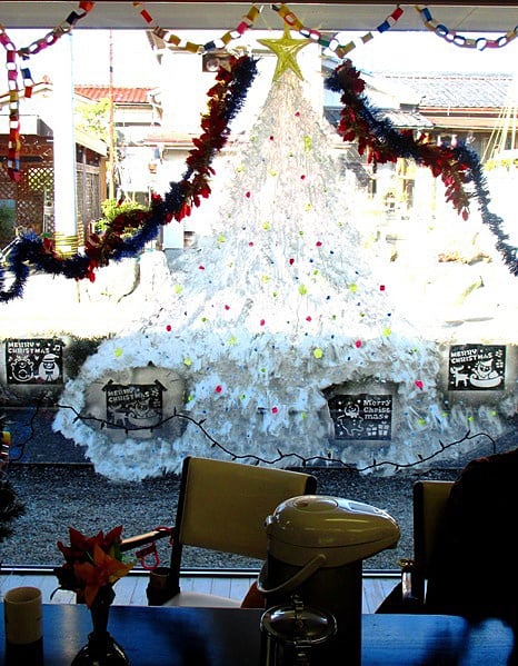 デイフロア大窓いっぱいに描かれたクリスマスツリー♪とてもきれいです♪